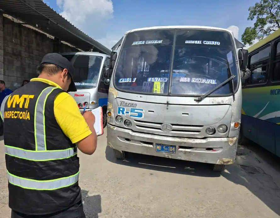 VMT multa con $150 a conductor de bus de la ruta 5 por “pelearse la vía” con otra unidad
