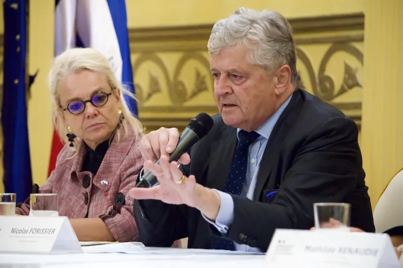 Francia busca ampliar inversiones y proyectos en El Salvador
