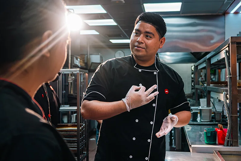 Las “100 palabras poderosas” con las que Pizza Hut transformó la comunicación en sus restaurantes