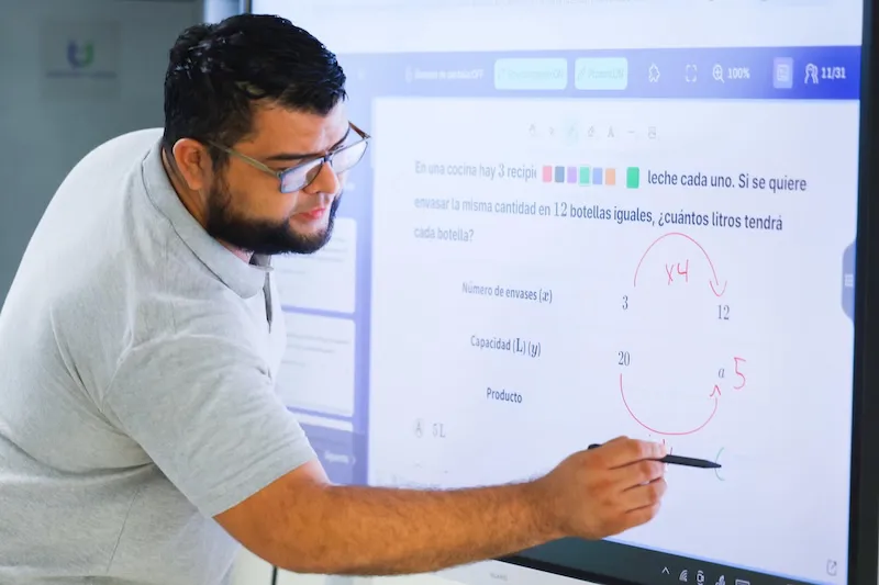 Programa educativo con inteligencia artificial se extenderá a todas las escuelas del país en 18 meses, anuncia Bukele