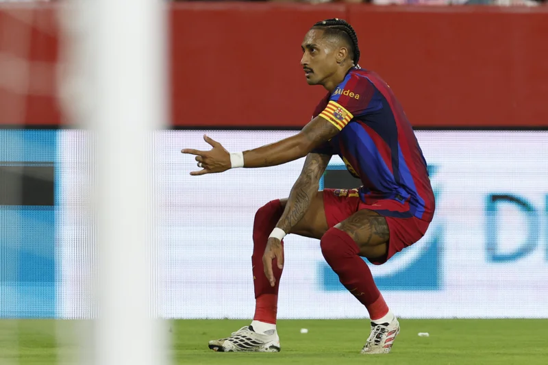 Raphinha firma triplete y Barcelona vence al Sevilla 3-1