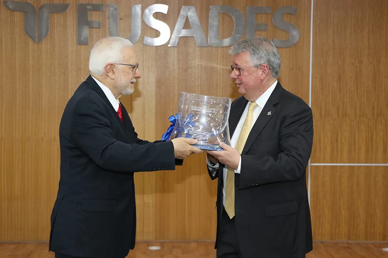 Fusades reconoce como Miembro Honorario 2026 a Rafael Barraza, presidente de Bancoagrícola