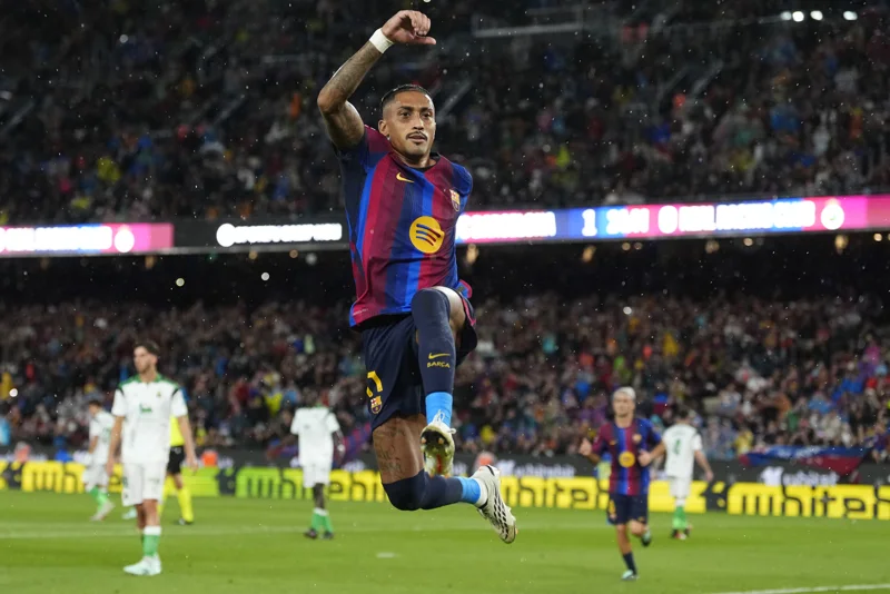 Barcelona golea al Racing con triplete de Raphinha
