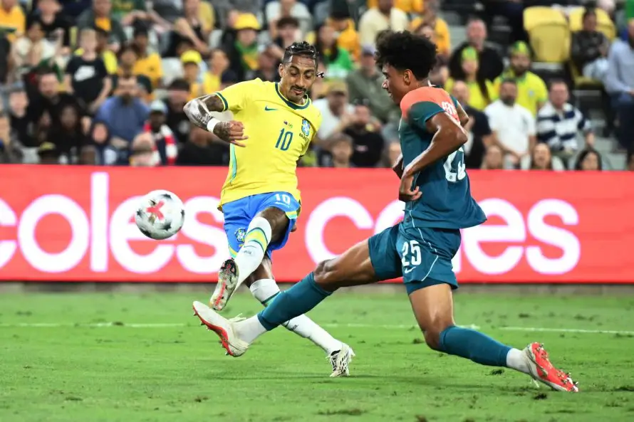 El delantero Raphinha regresa a Barcelona tras sufrir lesión con Brasil