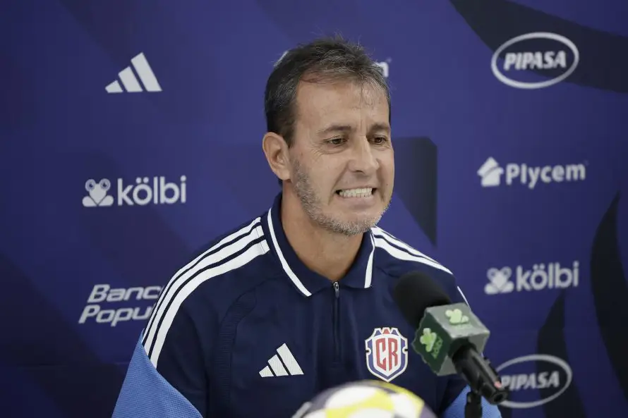 Federación de Fútbol de Costa Rica destituye al argentino Fernando Batista y nombra interino a Bryan Ruiz