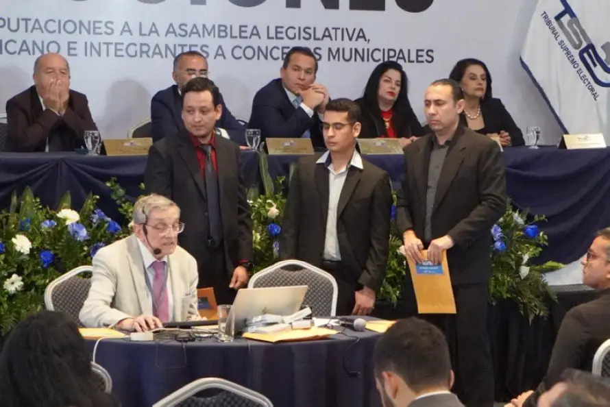 TSE adjudica a española INDRA voto electrónico de salvadoreños en el extranjero 2027 por $30.7 millones