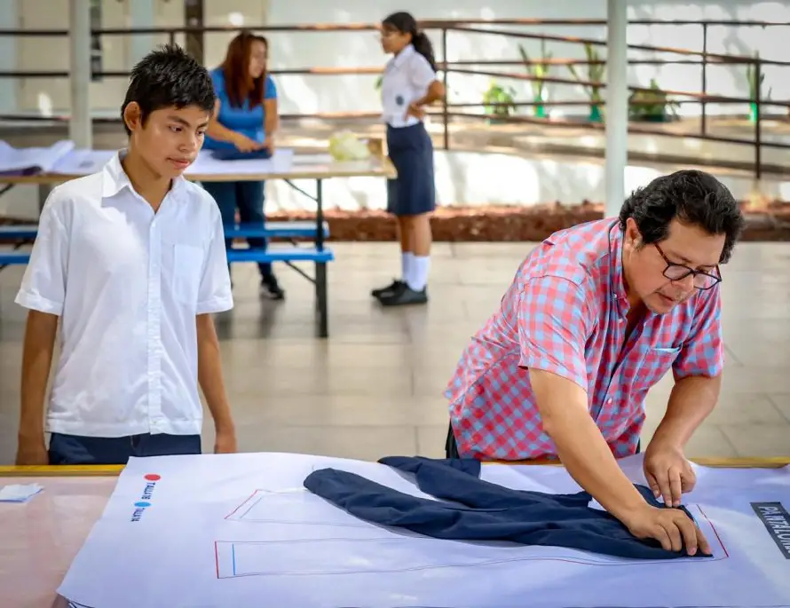Educación toma medidas a estudiantes para uniformes del 2027