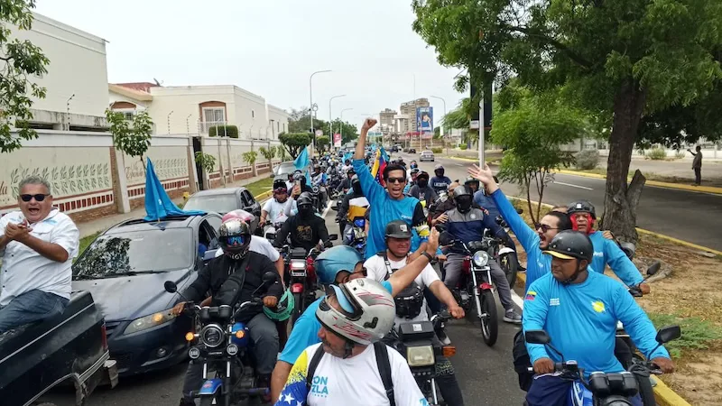 Caravanas de opositores marchan en Venezuela para exigir regreso de María Corina Machado