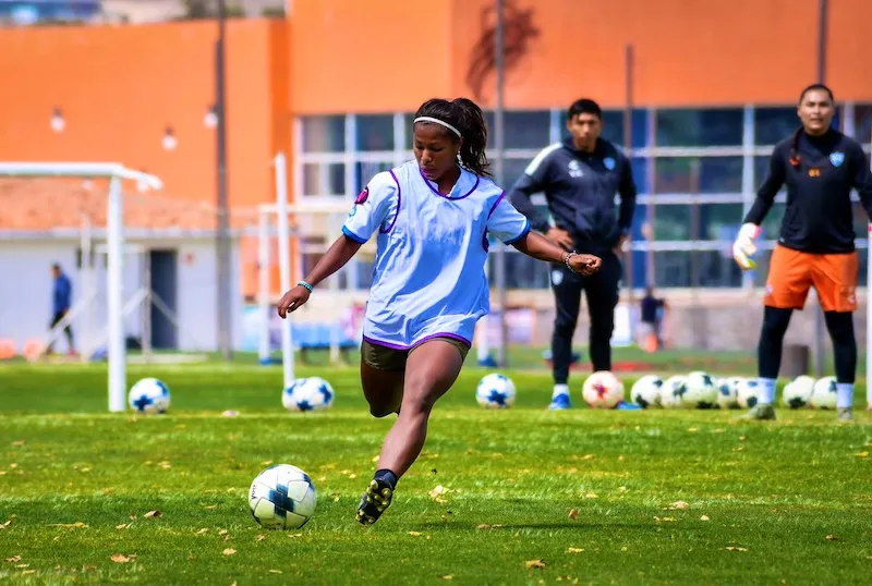 Salvadoreña Victoria Meza destaca entre goleadoras de NCAA femenina