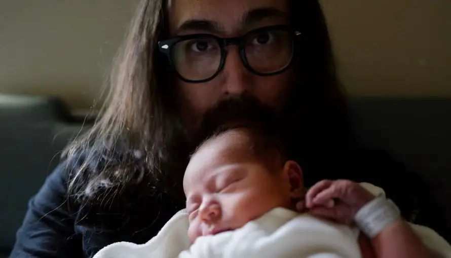 Nace el primer nieto de John Lennon: Sean Ono es padre a los 50 años