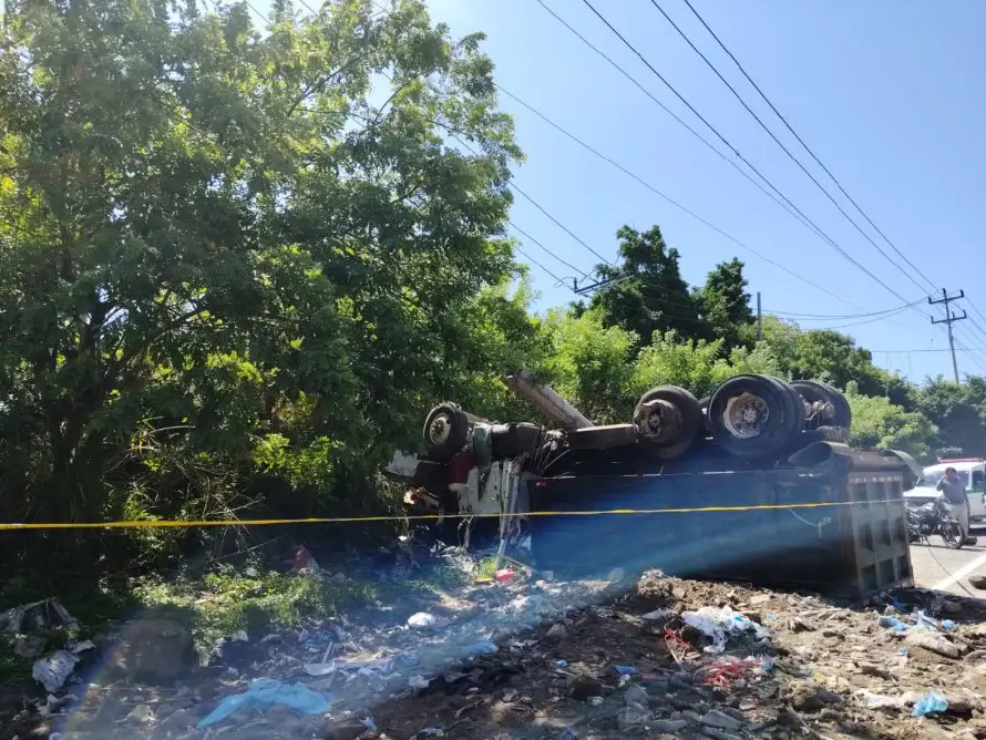 Muere el conductor de una volqueta tras volcar en el bulevar Constitución