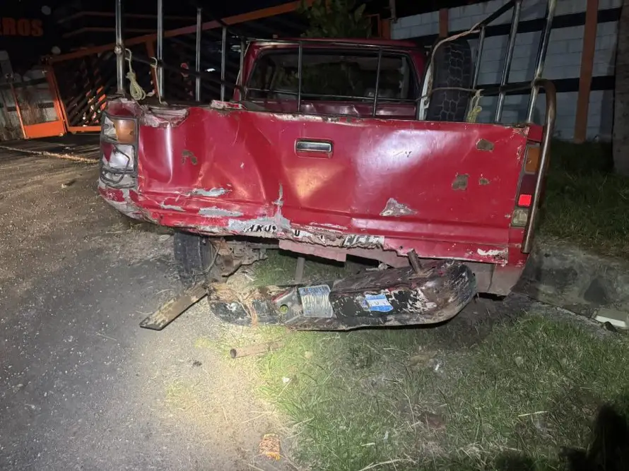 Aparatoso choque entre dos vehículos deja a seis lesionados en autopista a Comalapa en la madrugada de este miércoles