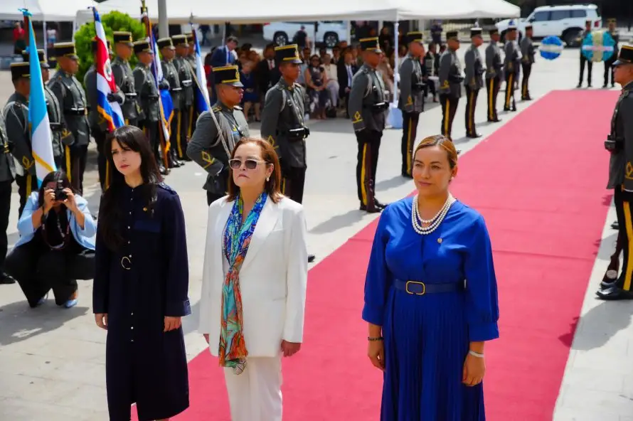 Canciller salvadoreña y embajadores coloca ofrenda floral frente a la Plaza Libertad