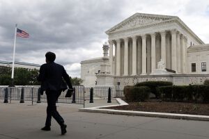 Supremo de EE.UU. frena por ahora el intento de Trump de restringir el voto por correo