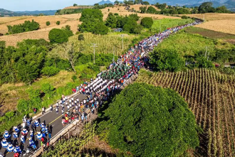 Los Toles inaugura nueva vía con desfile estudiantil