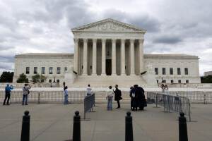El Supremo de EE.UU. permite a Trump reactivar las deportaciones a terceros países
