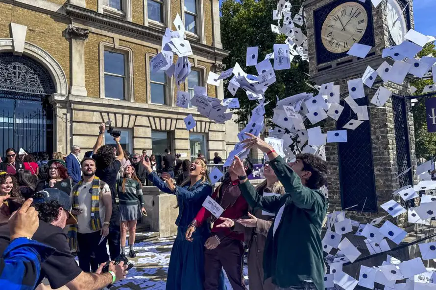Fans de Harry Potter celebran la vuelta a Hogwarts antes de estreno de la serie