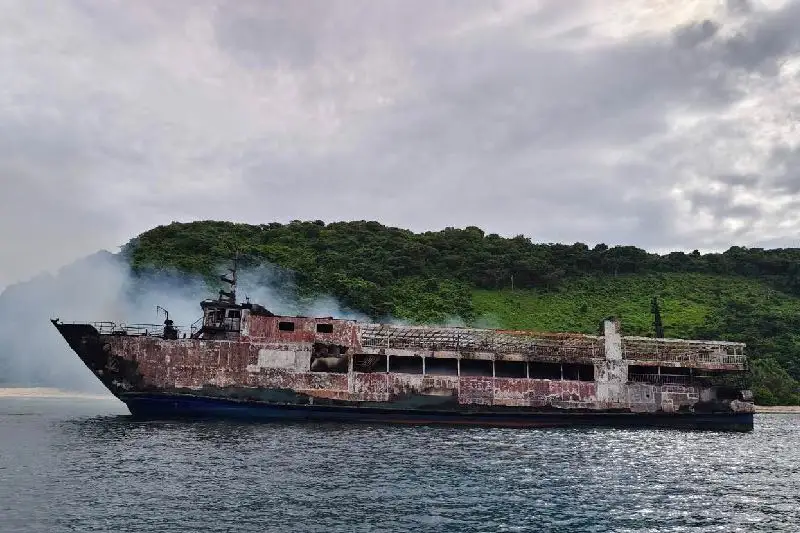 Filipinas busca a 86 desaparecidos tras el incendio de un ferri con cinco fallecidos