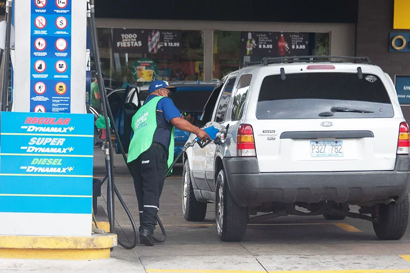 Cae el consumo de gasolina superior y sube la regular ante escalada de precios