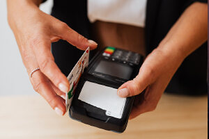 Tarjetas de crédito crecen 8.5 % y llegan a récord de 1.68 millones en circulación a junio