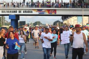 Miles reciben la caravana encabezada por Machado tras su esperado regreso a Venezuela