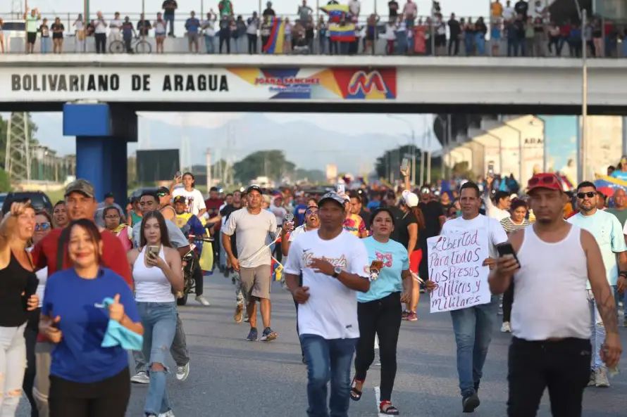 Miles reciben la caravana encabezada por Machado tras su esperado regreso a Venezuela