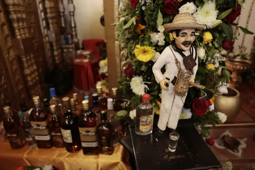 Cientos de salvadoreños celebran a San Simón con ofrendas