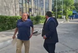 Expresidente Saca está libre y llega a los juzgados de San Salvador