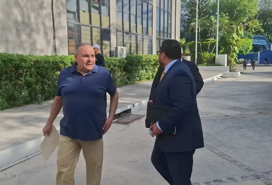 Expresidente Saca está libre y llega a los juzgados de San Salvador