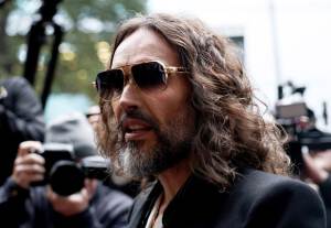 Russell Brand se declara inocente en juicio por violaciones sexuales
