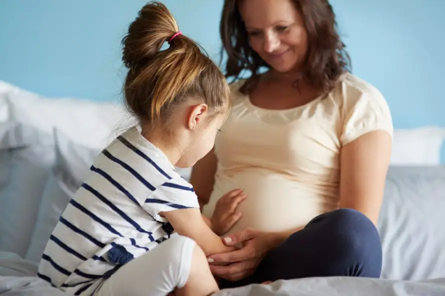 Embarazos muy seguidos podrían acelerar el envejecimiento biológico de la mujer, según revisión científica