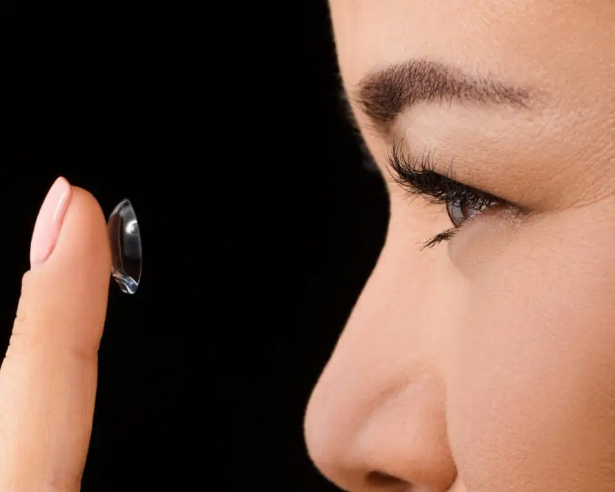 El uso indebido de lentes de contacto de fantasía y maquillaje en Halloween incrementa el riesgo de alergias y lesiones oculares graves