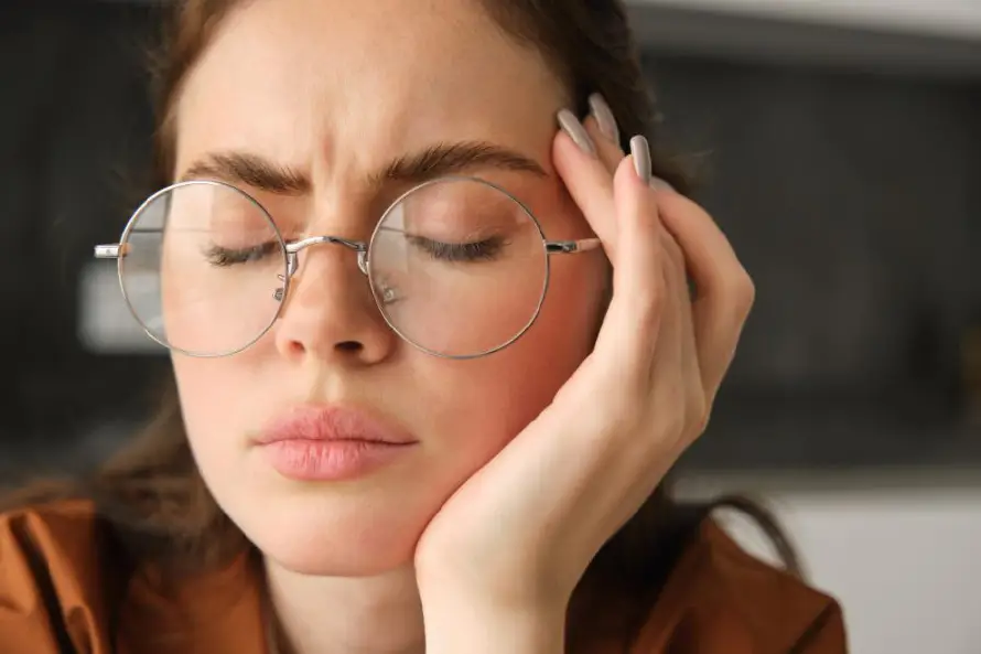 La hipermetropía no diagnosticada causa fatiga visual y dolores de cabeza en adultos mayores de 18 años
