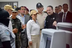 Keiko Fujimori recorre el CECOT y se reúne con ministros salvadoreños