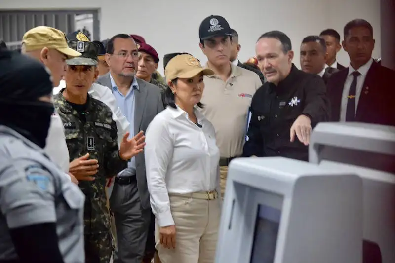 Keiko Fujimori recorre el CECOT y se reúne con ministros salvadoreños