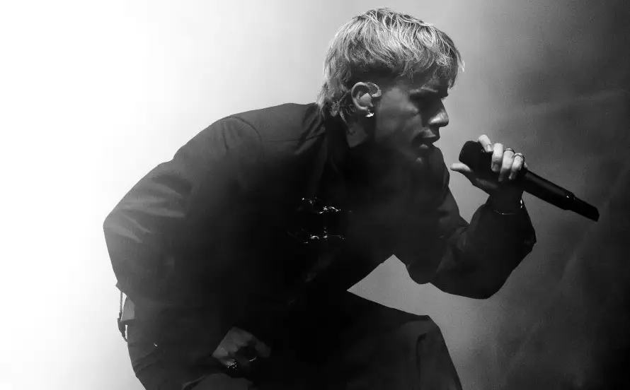 El joven cantante mexicano NSQK confirma fecha para El Salvador con su álbum "Mosca"
