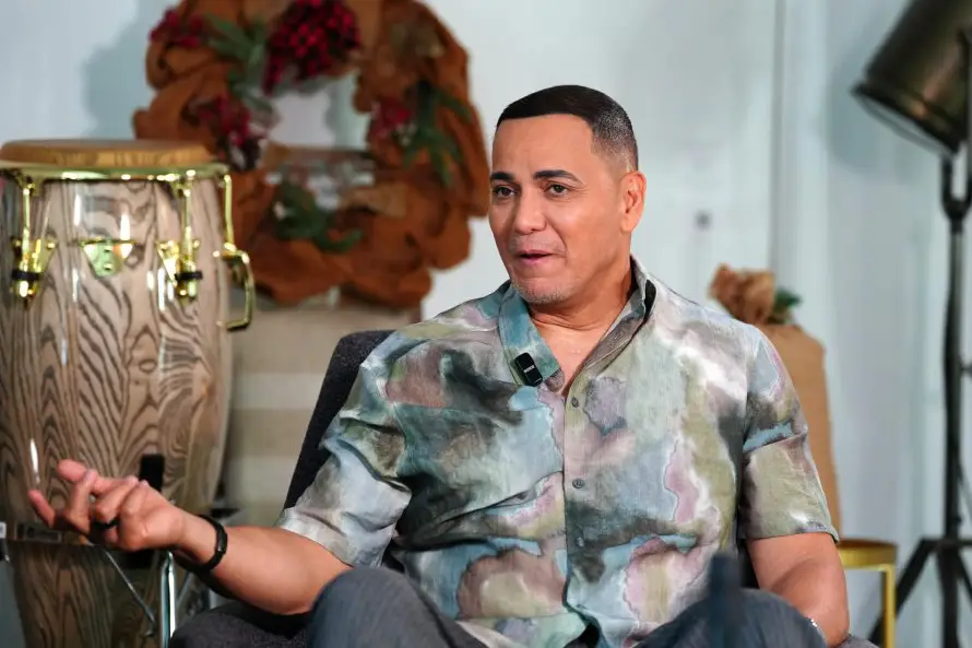 Víctor Manuelle reúne a amigos en álbum navideño que celebra a Puerto Rico