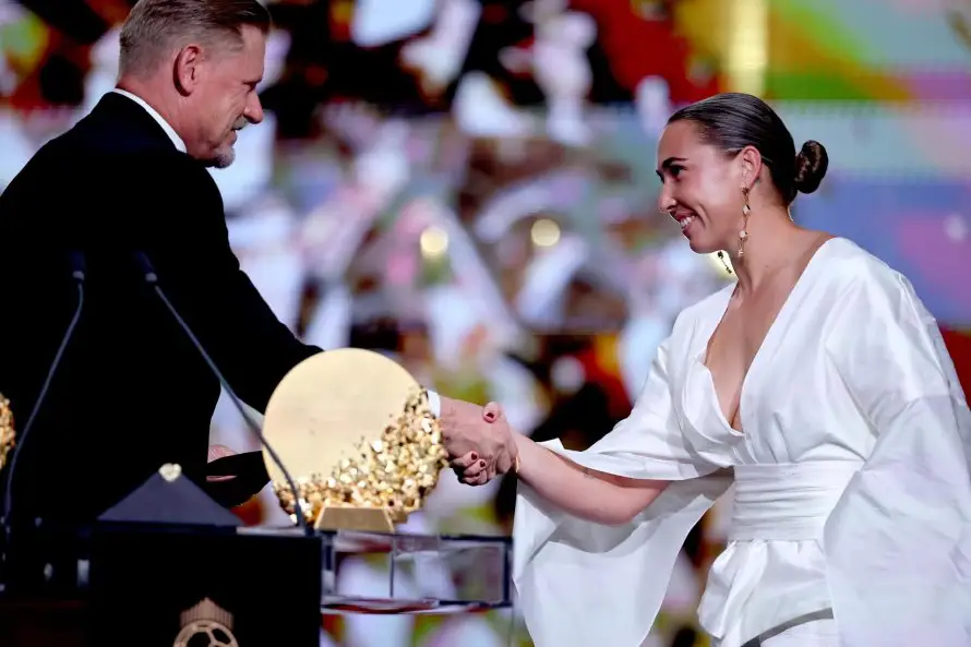 Cata Coll se alza con el premio Yashin a la mejor portera