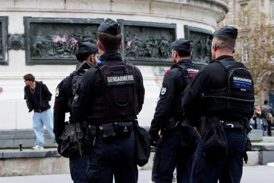 París mantiene toque de queda por tercera noche tras saqueos y disturbios