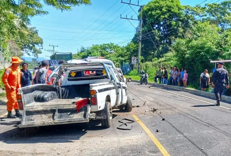Ocho lesionados deja choque de un pick up con una rastra en calle a Sensuntepeque