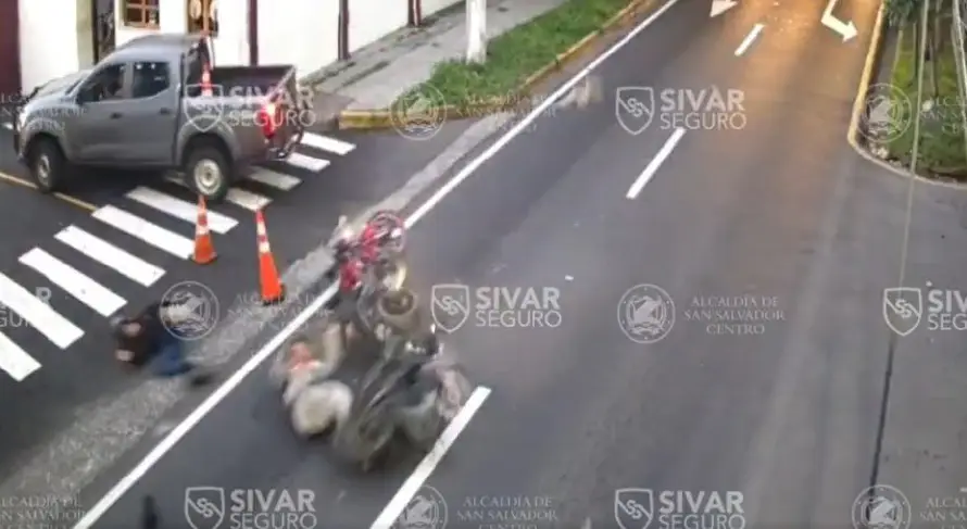 Dos motociclistas chocan en la alameda Manuel Enrique Araujo