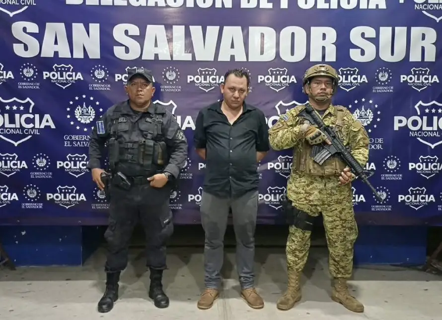Detienen a motorista acusado de quebrar espejos de otro microbús en San Salvador Centro