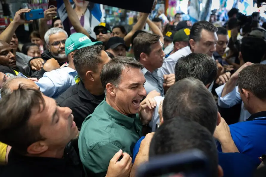 Bolsonaro llama "cobarde" a Lula y apela al voto útil para resolver la elección el domingo
