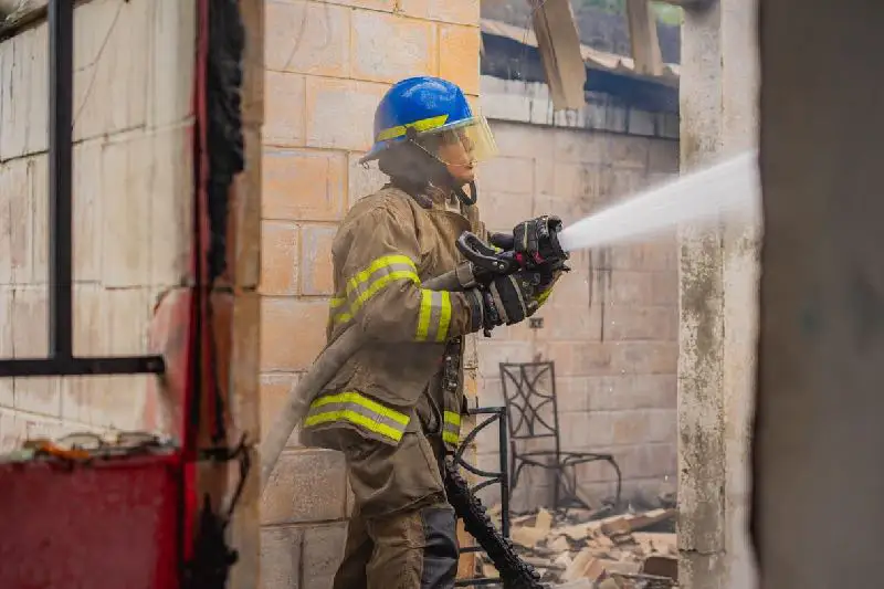 Bomberos sofoca incendio en dos apartamentos de la Zacamil
