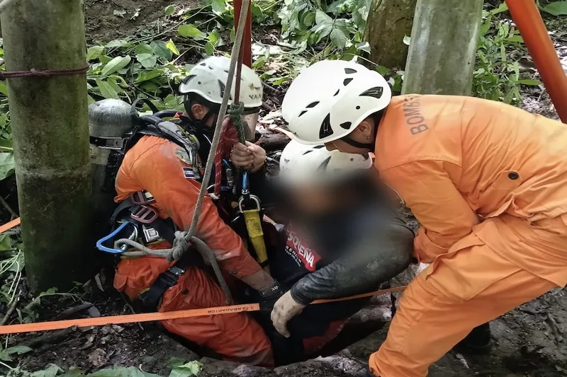 Bomberos rescatan a persona de un pozo en Ciudad Delgado
