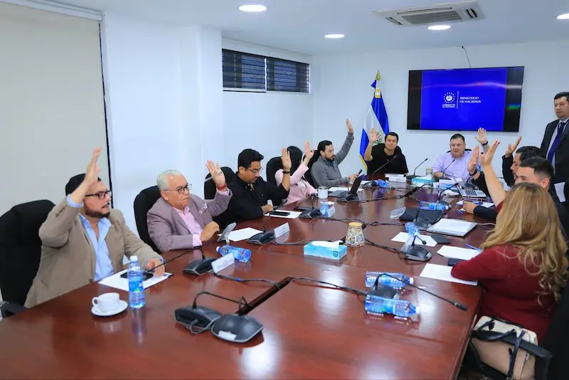 Dictaminan incorporación de fondos de préstamos para becas, carreteras e inicio de un proyecto contra las inundaciones en presupuesto 2026