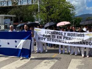 Médicos hondureños suspenden paro de labores tras un acuerdo para revisar pagos pendientes