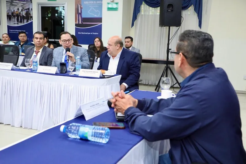 Propuesta para reformar jornada laboral se presentaría en noviembre a Bukele