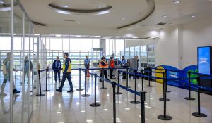 Aeropuerto Internacional implementa separación de pasajeros de entrada y salida