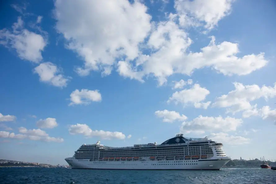 Mujer salvadoreña que cayó al mar de crucero en Grecia fue hallada con vida un día después